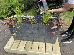 Kombinace zeleně a b&iacute;l&yacute;ch obl&aacute;zků vypad&aacute; moc hezky