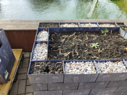 Pro dekoraci lze někter&eacute; truhl&iacute;ky vysypat b&iacute;l&yacute;mi obl&aacute;zky