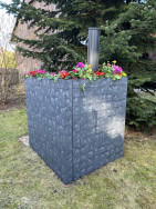 Při sprchov&aacute;n&iacute; v&aacute;m z kr&aacute;sně os&aacute;zen&eacute; zahradn&iacute; z&aacute;stěny bude koukat jenom hlava