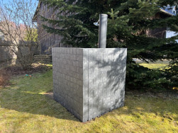 Z&aacute;stěnu ke spr&scaron;e ze stavebnice Flexi Element stač&iacute; již jen doplnit barevn&yacute;mi petůniemi