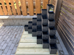 Sestaven&aacute; pyramida z Flexi Elementů, teď stač&iacute; jen doplnit substr&aacute;t a jednotliv&aacute; poschod&iacute; os&aacute;zet