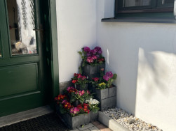 Mal&aacute;, ale barevně osazen&aacute; pyramida z truhl&iacute;ků Flexi Element  rozz&aacute;ř&iacute; smutn&yacute; roh