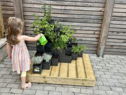 O bylinky na z&aacute;honku z Flexi kostek  ve tvaru pyramidy se mohou starat i mal&eacute; děti