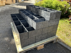 Takto sestavenou kask&aacute;du z truhl&iacute;ků Flexi již stač&iacute; vyplnit substr&aacute;tem a osadit č&iacute;m je libo