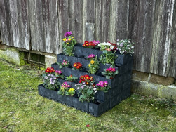 Barevně laděn&yacute; kask&aacute;dovit&yacute; z&aacute;hon u star&eacute; stodoly zpř&iacute;jemn&iacute; prostor zahrady