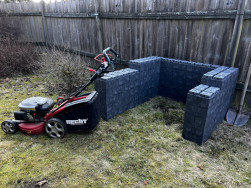 Do kompost&eacute;ru z Flexi truhl&iacute;ků d&aacute;me list&iacute; i posekanou tr&aacute;vu