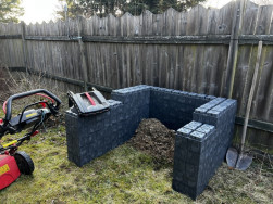 Posledn&iacute; řadu Flexi truhl&iacute;ků je&scaron;tě dodatečně dopln&iacute;me miskami, aby do kostek nezat&eacute;kala de&scaron;ťov&aacute; voda