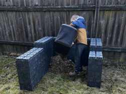 S prac&iacute; na zahradě r&aacute;dy pomohou i děti