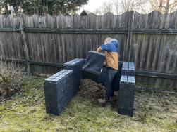 Pro snadn&eacute; vysyp&aacute;n&iacute; ko&scaron;e jsme postavili kompost&eacute;r z Flexi truhl&iacute;ků ve tvaru p&iacute;smene U