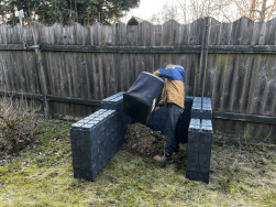 Ze stavebnice Flexi nemus&iacute;me m&iacute;t jen kompost&eacute;r, na jaře kostky rozebereme a postav&iacute;me třeba vyv&yacute;&scaron;en&yacute; z&aacute;hon