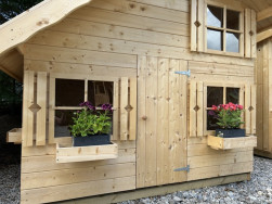 K Flexi truhl&iacute;kům jsme přikoupili i misky, aby přebytečn&aacute; voda nepo&scaron;kodila dřevěn&yacute; kastl&iacute;k