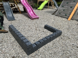 P&iacute;skovi&scaron;tě jsme vystavěli ze dvou řad