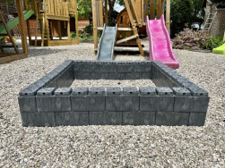 P&iacute;skovi&scaron;tě pro děti jsme sestavili do tvaru obd&eacute;ln&iacute;ku