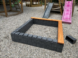 Konečn&yacute; tvar p&iacute;skovi&scaron;tě jsme zakončili hoblovan&yacute;m a povrchově o&scaron;etřen&yacute;m smrkov&yacute;m prknem