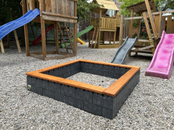 Takov&eacute; p&iacute;skovi&scaron;tě uděl&aacute; radost každ&eacute;mu d&iacute;těti. Kdaž vyroste, stač&iacute; p&iacute;skovi&scaron;tě rozebrat a postavit z kostek něco jin&eacute;ho