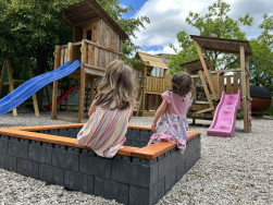 Teď již stač&iacute; jen doplnit p&iacute;sek a děti mohou zač&iacute;t stavět