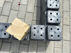 Někter&eacute; Flexi kostky jsme vyztužili dřevěnou kostkou, aby se dalo dobře při&scaron;roubovat smrkov&eacute; prkno