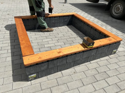 Smrkov&eacute; prkno supluj&iacute;c&iacute; lavičku jsme pro dostatečnou stabilitu při&scaron;roubovali