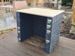 Na hotovou konstrukci z Flexi kostek jsme položili pevnou OSB desku a stolek je hotov&yacute;