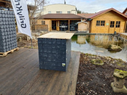 Ud&iacute;rna schovan&aacute; uvnitř stolku je chr&aacute;něn&aacute; ze tř&iacute; stran