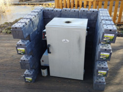 Po skončen&iacute; uzen&iacute; zasuneme ud&iacute;rnu do spodn&iacute; č&aacute;sti a překryjeme deskou