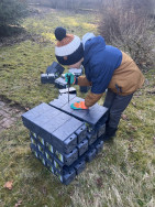 Nejprve je nutn&eacute; pomoc&iacute; &scaron;irok&eacute;ho &scaron;roubov&aacute;ku od sebe jednotliv&eacute; truhl&iacute;ky oddělit