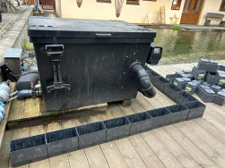 Prvn&iacute; řadu truhl&iacute;ků Flexi Element jsme podložili miskami