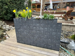 Posledn&iacute; řadu ze stavebnice Flexi Elementů jsme osadili cibulovinami