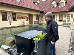 Z&aacute;stěna je postavena tak, aby byl k filtračn&iacute; jednotce snadn&yacute; př&iacute;stup