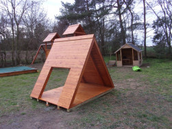 Souč&aacute;st&iacute; dětsk&eacute; sestavy Vledeko 3  je i atypick&yacute; dřevěn&yacute; př&iacute;stře&scaron;ek