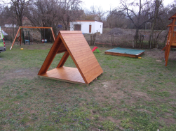 P&iacute;skovi&scaron;tě 3 x 3 metry jsme doplnili plachtou proti zneči&scaron;těn&iacute; např. padaj&iacute;c&iacute;m list&iacute;m