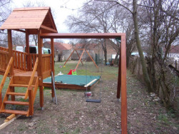 Dětsk&aacute; hern&iacute; sestava s p&iacute;skovi&scaron;těm a houpačkami