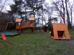 Hern&iacute; sestava, př&iacute;stře&scaron;ek i p&iacute;skovi&scaron;tě jsme natřeli lazurou v medov&eacute; barvě