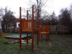 Po sestaven&iacute; velk&eacute;ho p&iacute;skovi&scaron;tě při&scaron;la na řadu mont&aacute;ž hern&iacute; sestavy vyroben&eacute; ze smrkov&eacute;ho dřeva