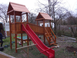 Souč&aacute;st&iacute; hern&iacute; věže je červen&aacute; lamin&aacute;tov&aacute; skluzavka