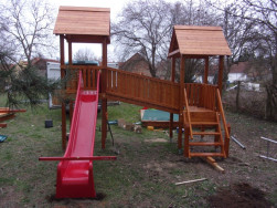 Ve svažit&eacute;m ter&eacute;nu zahrady je nutn&eacute; v&scaron;echny hern&iacute; prvky do vodov&aacute;hy