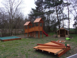 Atypick&yacute; dřevěn&yacute; př&iacute;stře&scaron;ek m&aacute; spodn&iacute; č&aacute;st podloženou tlakově impregnovan&yacute;mi hranoly