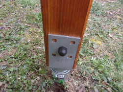 Bezpečn&eacute; kotven&iacute; konstrukce dětsk&eacute;ho hři&scaron;tě na zemn&iacute; vruty Bayo.S