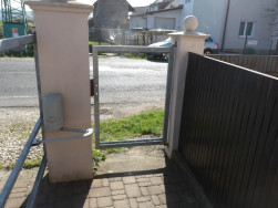 Konstrukce vstupn&iacute; branky na kterou se budou montovat WPC plaňky
