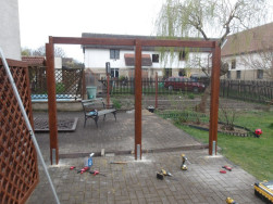 Stojky jsme kotvili do z&aacute;mkov&eacute; dlažby na zabetonovan&eacute; dvojit&eacute; &uacute;chyty