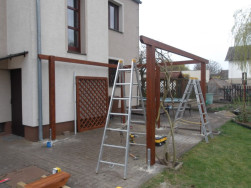 Hlavn&iacute;m nosn&yacute;m konstrukčn&iacute;m prvkem zahradn&iacute; pergoly jsou lepen&eacute; smrkov&eacute; hranoly