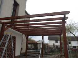 Povrchovou &uacute;pravu dřeva jsme provedli lazurou v odst&iacute;nu ka&scaron;tan