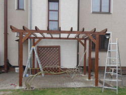 Pergolov&eacute; krokve jsou vyrobeny ze smrkov&yacute;ch hranolů o průřezu 6 x 12 cm