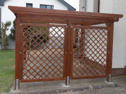 Dřevěnou mř&iacute;ž jsme k hlavn&iacute;m stojk&aacute;m upevnili pomoc&iacute; kovov&yacute;ch &uacute;heln&iacute;ků