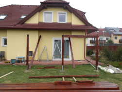 Postupn&aacute; mont&aacute;ž zahradn&iacute; pergoly - nejprve stojky, př&iacute;čn&aacute; r&aacute;hna a pozednice, nakonec r&aacute;hna stře&scaron;n&iacute;