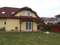 Hotov&aacute;, zastře&scaron;en&aacute; pergola doplněn&aacute; o okapov&yacute; set se svodem pro de&scaron;ťovou vodu