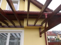 Pergolov&eacute; pozednice kotven&eacute; př&iacute;mo do zateplen&eacute; fas&aacute;dy domu