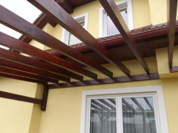 Dřevěn&eacute; prvky pergoly jsme o&scaron;etřili lazurou v oř&iacute;&scaron;kov&eacute; barvě