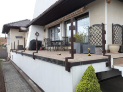Původn&iacute; balkonov&eacute; sloupky měly po stran&aacute;ch kovov&eacute; plochy na kter&eacute; bylo připevněno původn&iacute; z&aacute;bradl&iacute;