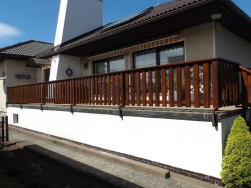 Dřevěn&eacute; z&aacute;bradl&iacute; jsme o&scaron;etřili lazurou Oversol 2v1 v odst&iacute;nu wenge